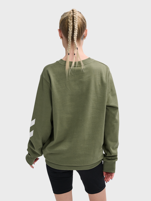 hmlLEGACY SWEATSHIRT, DEEP LICHEN GREEN, model