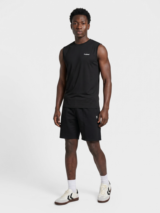 hmlHIIT MUSCLE TANK TOP, BLACK, model