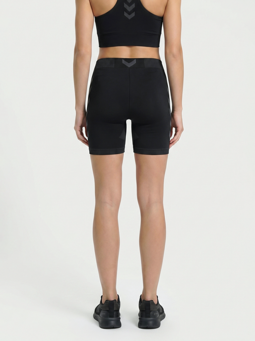 HUMMEL FIRST SEAMLESS SHORT TIGHTS, BLACK, model