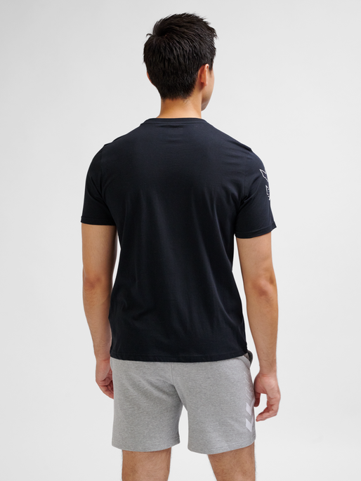 hmlELEMENTAL CHEVRON COTTON TEE, BLACK, model