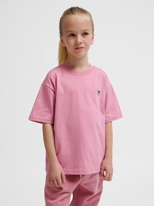 hmlJR LOOSE T-SHIRT S/S BEE, POLIGNAC, model