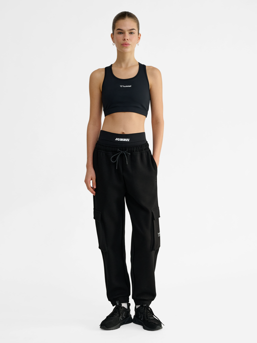 hmlTECH FLEECE LOOSE CARGO PANTS, BLACK, model