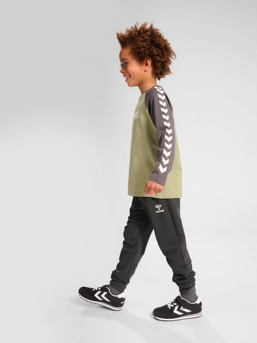 hmlON PANTS, ASPHALT, model