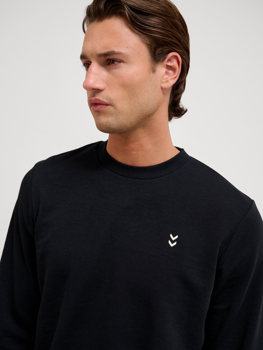hmlPULSE SWEAT CREWNECK, BLACK, model