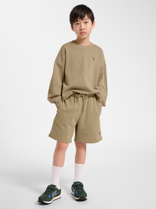 hmlJR JUMP BOXY SWEAT SHORTS, SILVER MINK, model