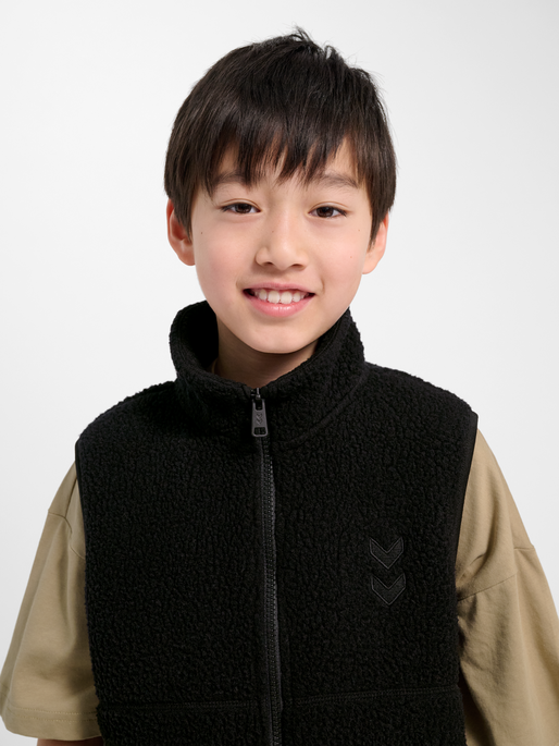 hmlJR MARTINI FLEECE ZIP VEST, BLACK BEAUTY, model