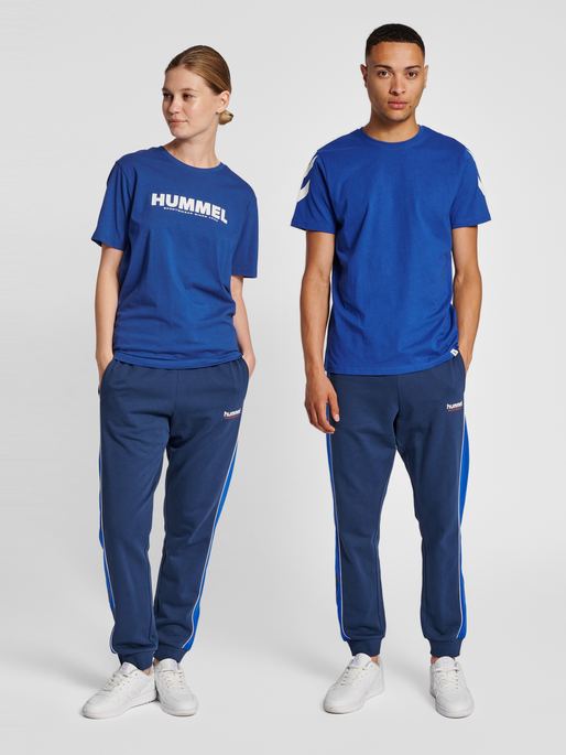 hmlLEGACY CHEVRON T-SHIRT, MAZARINE BLUE, model