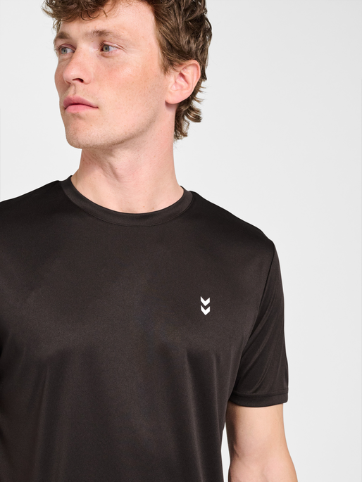 hmlPULSE TRAINING  T-SHIRT S/S, AFTER DARK, model