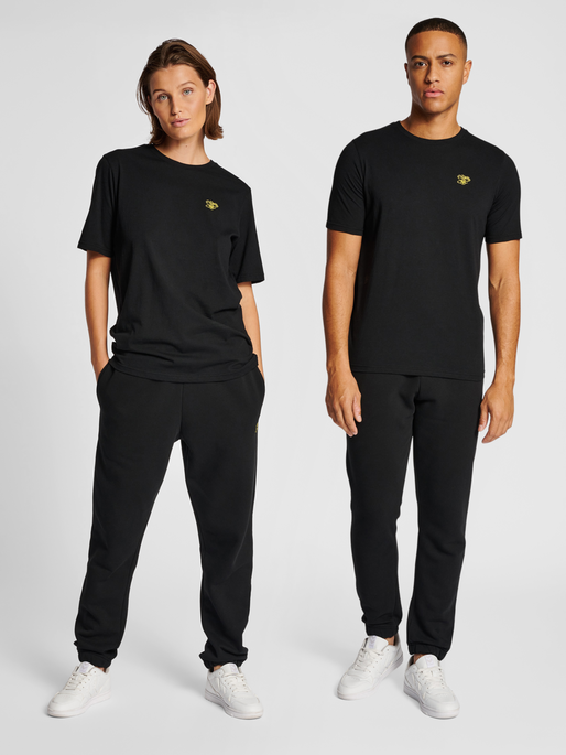 hmlAMNESTY LABEL T-SHIRT, 2001, model