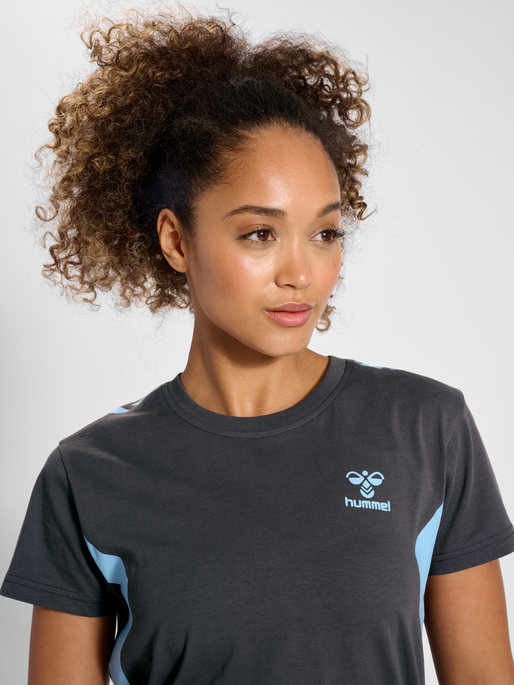 hmlSTALTIC COTTON T-SHIRT S/S WOMAN, 1025, model