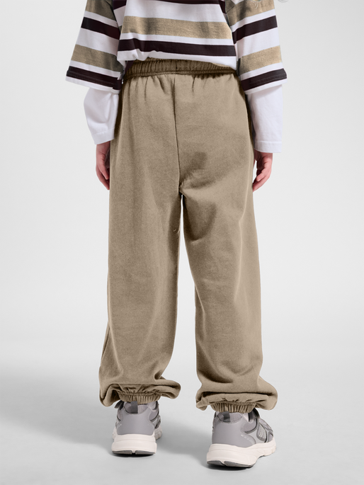 hmlJR STREET TRACKSUIT CARGO PANTS, SILVER MINK, model