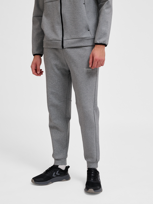 hmlTECH FLEECE REGULAR PANTS, GREY MELANGE, model
