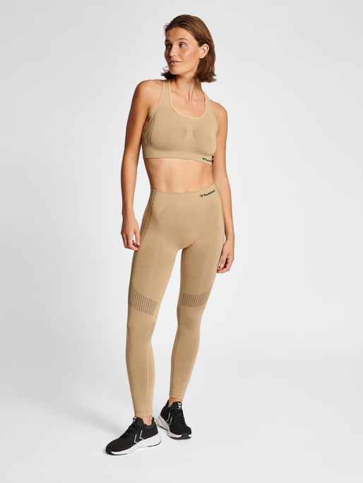 hmlMT SHAPING SEAMLESS SPORTS TOP, CURDS & WHEY, model
