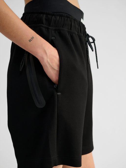 hmlTECH FLEECE SHORTS, BLACK, model