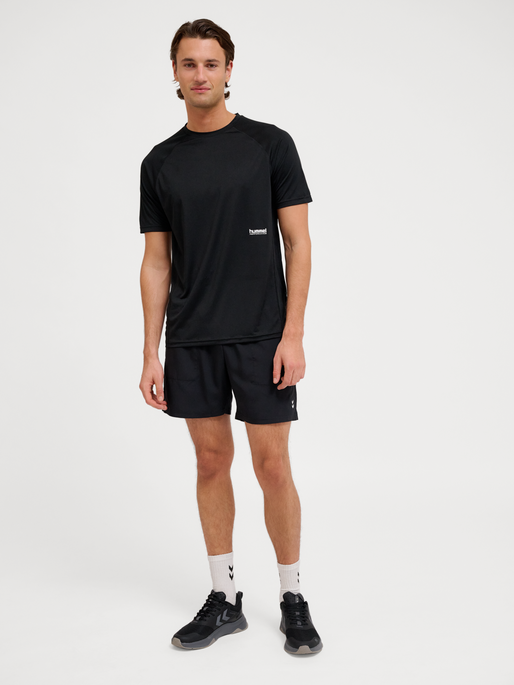 hmlPULSE WORKOUT T-SHIRT S/S, BLACK, model