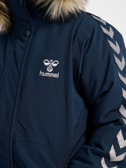 hmlLEAF TEX COAT, BLACK IRIS, model