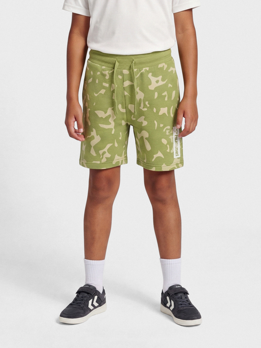 hmlRUSH AOP SHORTS, GREEN OLIVE, model