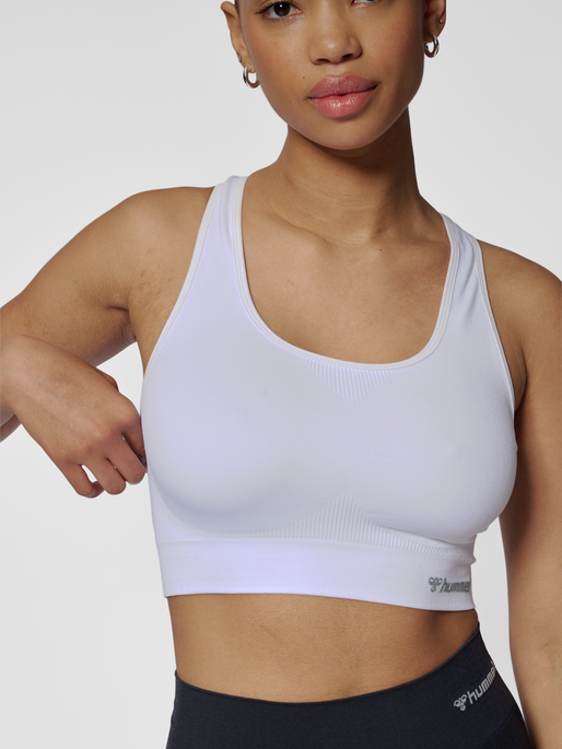 hmlTIF SEAMLESS SPORTS TOP, WHITE, model
