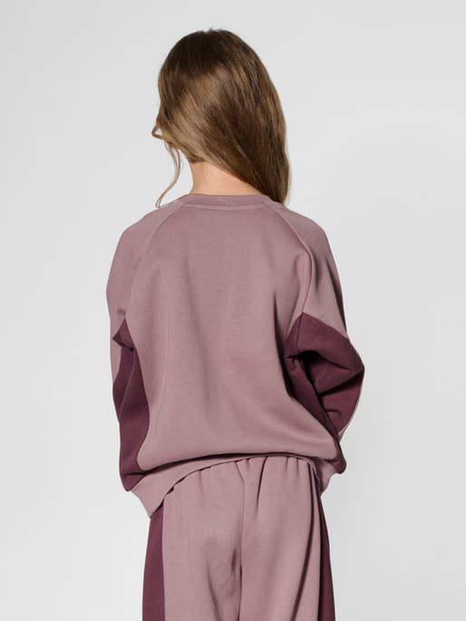 hmlKANNA SWEATSHIRT, TWILIGHT MAUVE, model