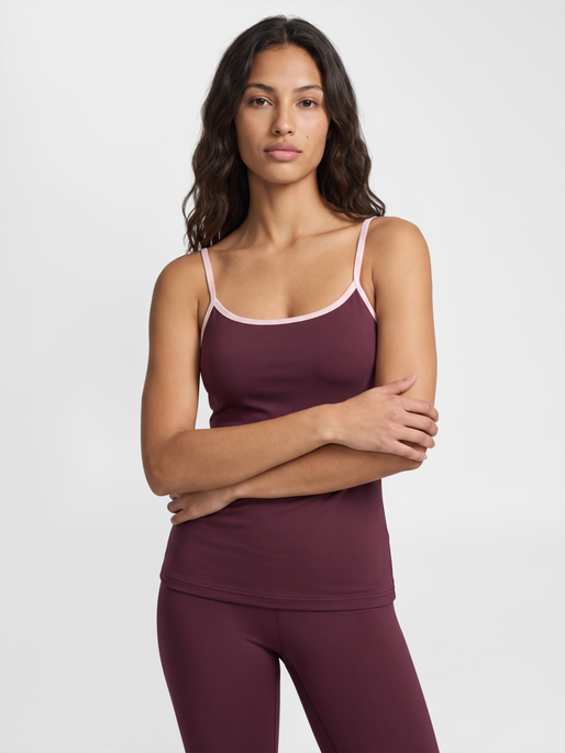 hmlBALANCE SPORTS TOP, CATAWBA GRAPE, model