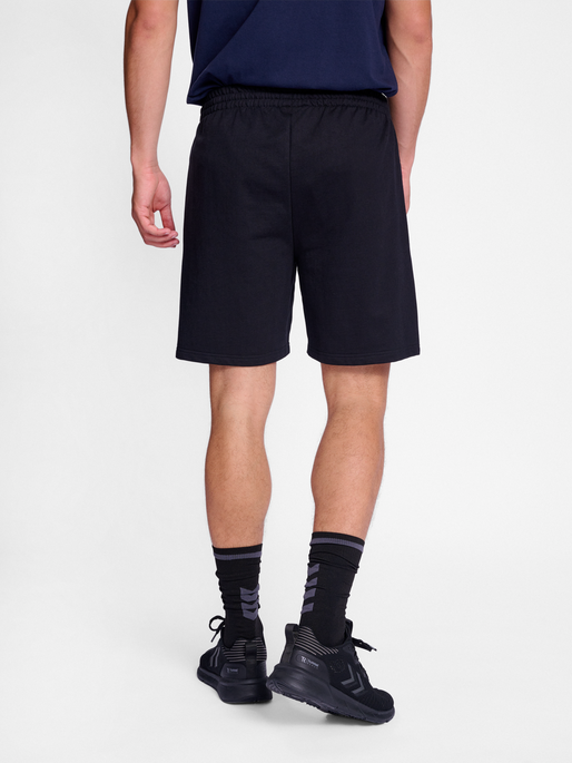 hmlGO 2.0 SWEATSHORTS, BLACK, model