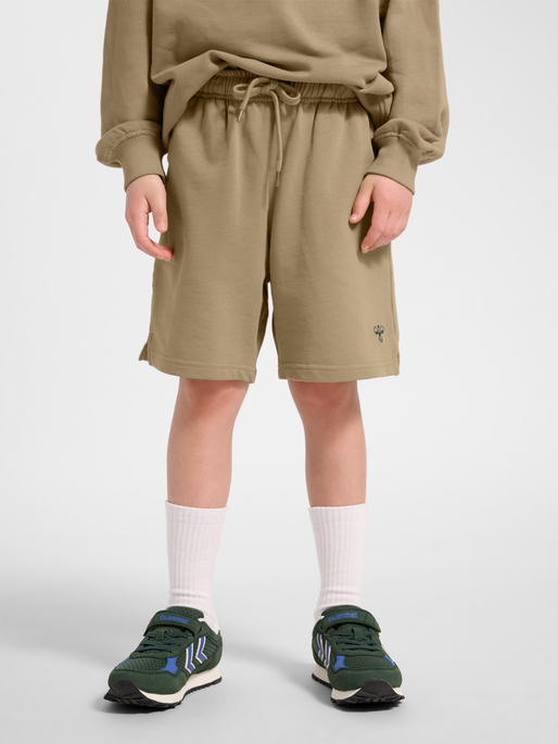 hmlJR JUMP BOXY SWEAT SHORTS, SILVER MINK, model