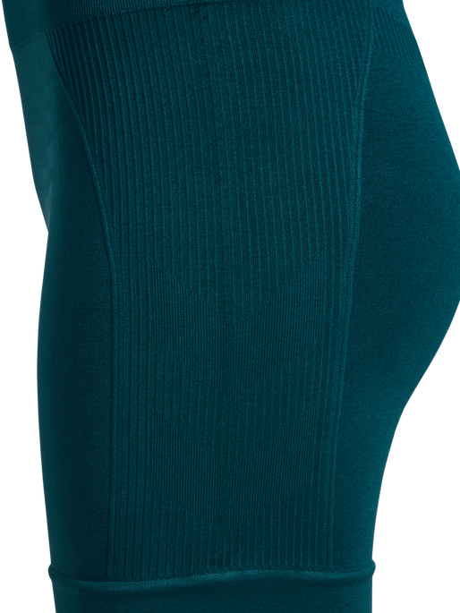 hmlTIF SEAMLESS SHORTS, DARK SEA, packshot