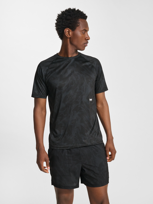 hmlPULSE AOP WORKOUT T-SHIRT S/S, BLACK/EBONY, model
