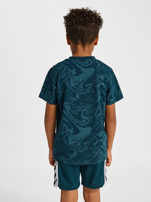 hmlJR AOP LOGO T-SHIRT, REFLECTING POND, model
