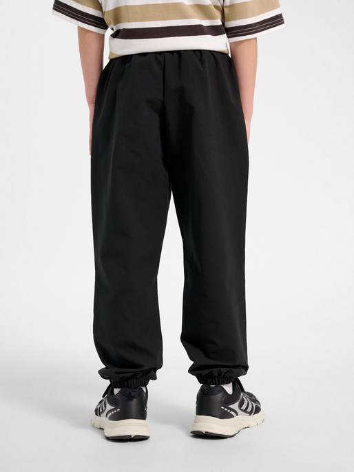 hmlJR STREET TRACKSUIT CARGO PANTS, BLACK BEAUTY, model