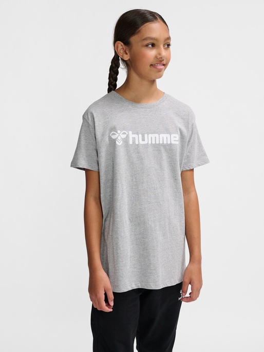 hmlGO 2.0 LOGO T-SHIRT S/S KIDS, GREY MELANGE, model