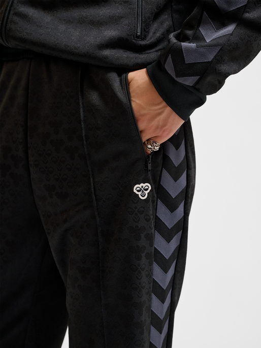 hmlARCHIVE REGULAR POLY PANTS AOP, BLACK/EBONY, model