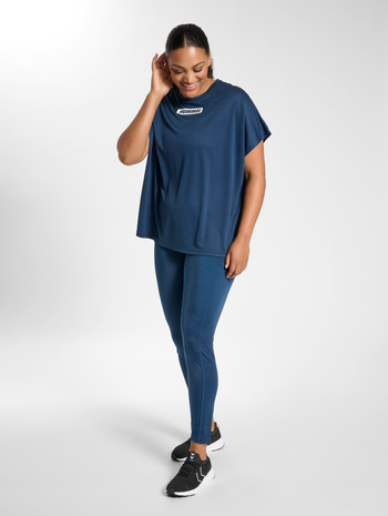 hmlTE CURVY LOOSE T-SHIRT PLUS, INSIGNIA BLUE, model