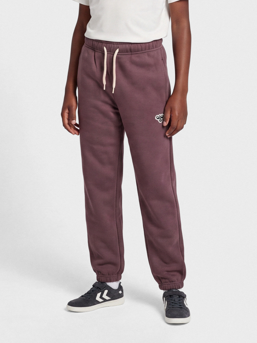 hmlJR LOOSE SWEATPANTS BEE, PEPPERCORN, model
