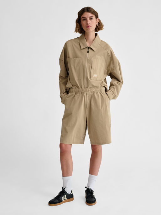 hmlSORONA REGULAR SHORTS, CORNSTALK, model