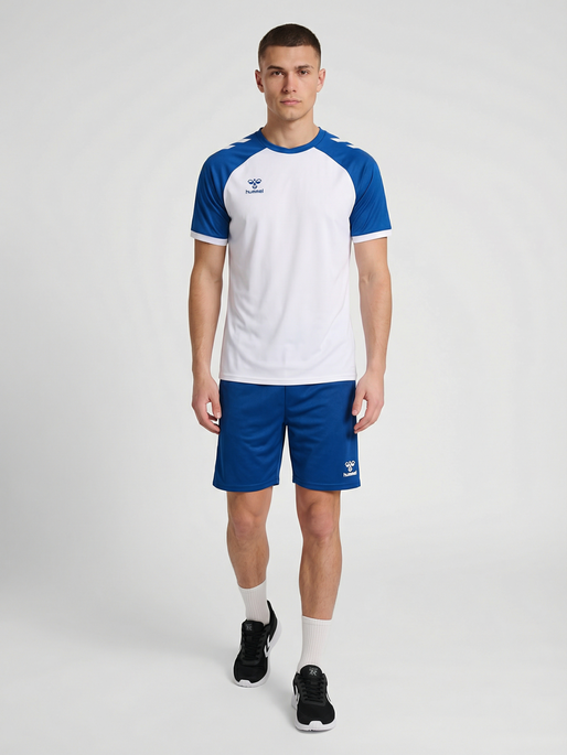 hmlESSENTIAL SHORTS, TRUE BLUE, model