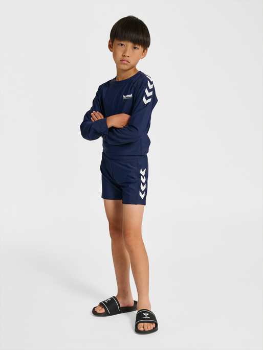 hmlJR FITTED SWIM SHORTS, DRESS BLUES, model