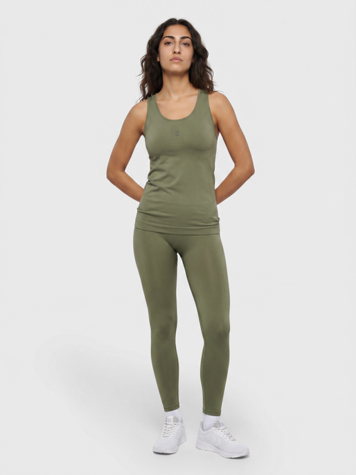 hmlFLOW TANKTOP, DEEP LICHEN GREEN, model