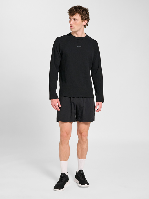 hmlMOMENTUM CREWNECK, BLACK, model