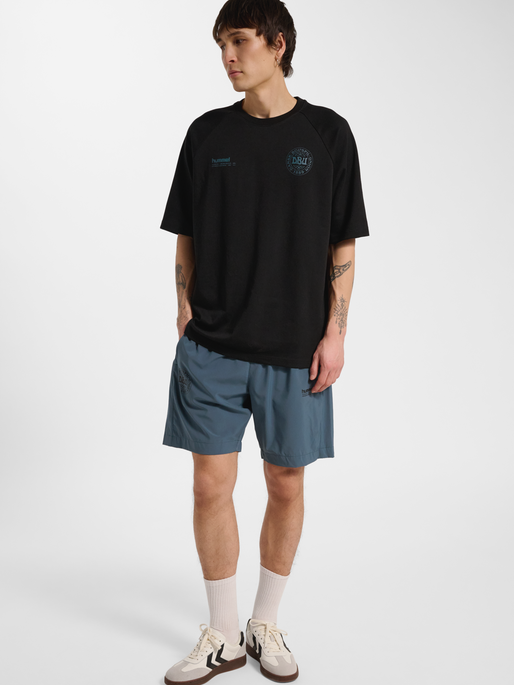 DBU 26 TRAVEL TECH T-SHIRT S/S, BLACK, model