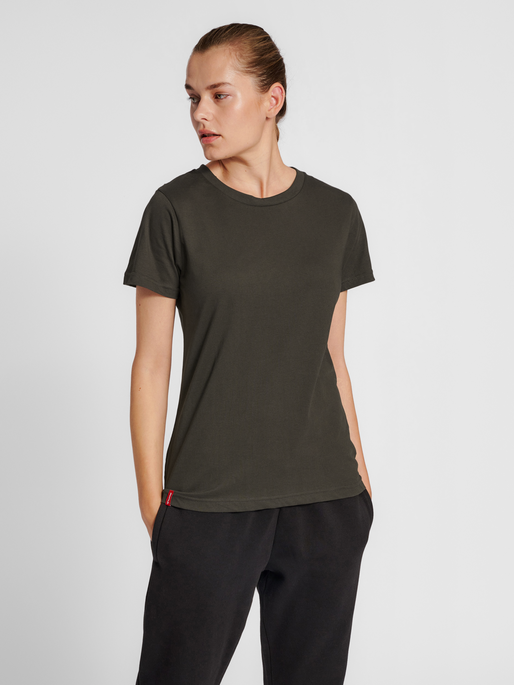 hmlRED BASIC T-SHIRT S/S WOMAN, 6213, model