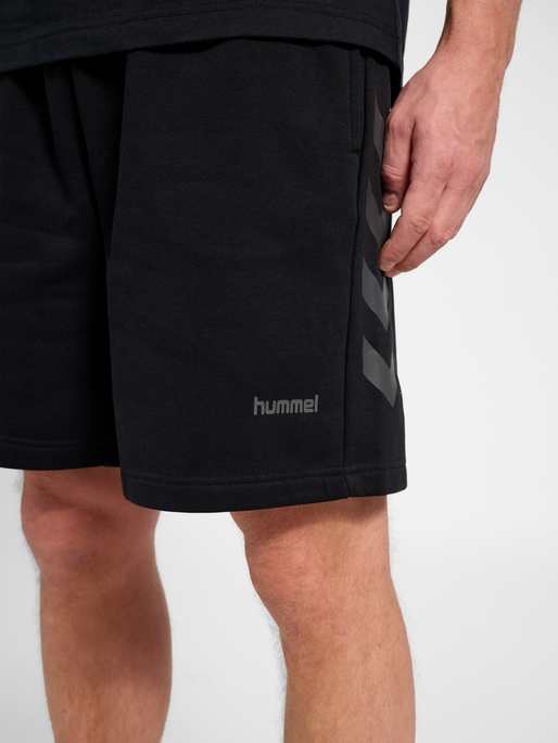 hmlKEEPER CHEVRON SHORTS, BLACK, model