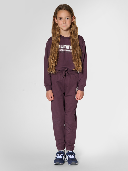 hmlTUKAS PANTS, HUCKLEBERRY, model