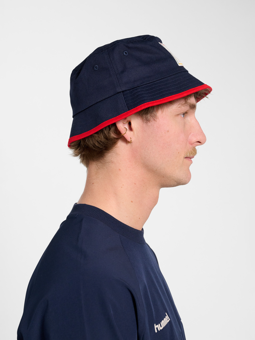 hmlWORLD 26 BUCKET HAT, DARK SAPPHIRE, model