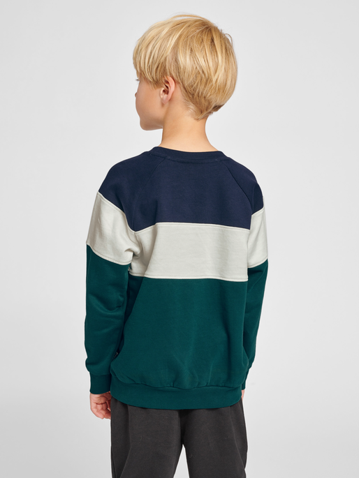 hmlCLAES SWEATSHIRT, DEEP TEAL, model