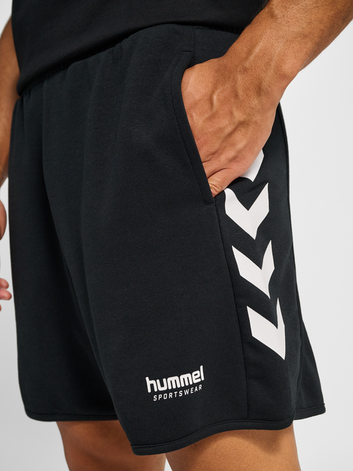 hmlOVERSIZED WILLY SHORTS, BLACK, model