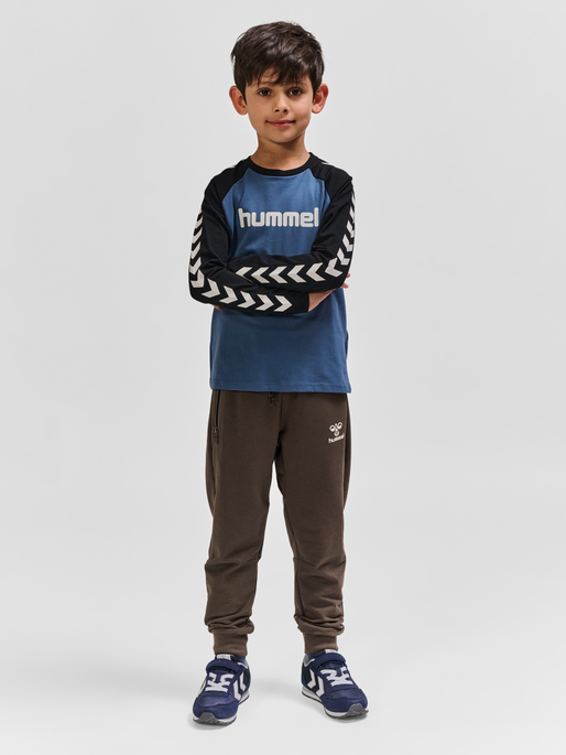hmlBOYS T-SHIRT L/S, BERING SEA/BLACK, model