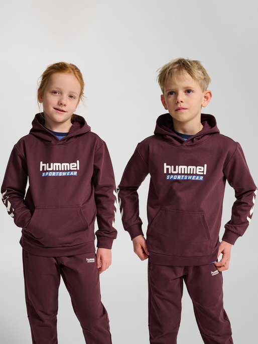 hmlJR LOGO HOODIE, VINEYARD WINE, model