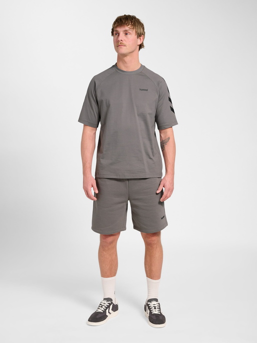 hmlKEEPER CHEVRON SHORTS, CHARCOAL GRAY, model