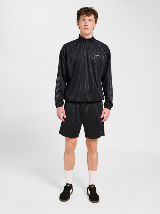 hmlSTRIPE SHORTS, BLACK, model